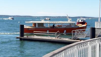 eine der kleinen Faehren die dort in der Bucht hin und herfahren